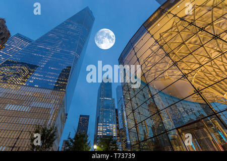 Das ONE WORLD TRADE CENTER (© LIBESKIND CHILDS GOTTESDIENER SOM 2016) WESTFIELD WORLD TRADE CENTER DOWNTOWN MANHATTAN NEW YORK CITY USA Stockfoto