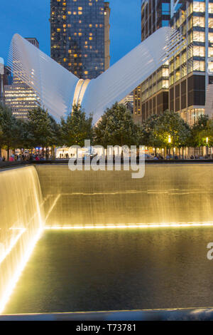 OCULUS (© SANTIAGO CALATRAVA 2018) WESTFIELD WORLD TRADE CENTER PFAD VERKEHRSKNOTENPUNKT IM NORDEN einen reflektierenden Pool DOWNTOWN MANHATTAN NEW YORK CITY USA Stockfoto