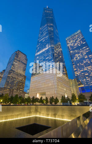 Das ONE WORLD TRADE CENTER (© LIBESKIND CHILDS GOTTESDIENER SOM 2016) Norden einen reflektierenden Pool National September 11 Memorial DOWNTOWN MANHATTAN NEW YORK CITY Stockfoto