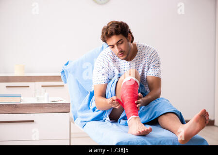 Verletzte Mann warten Behandlung im Krankenhaus Stockfoto