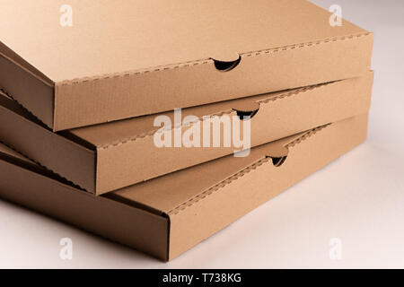 Leere pizza box auf weißem Hintergrund schließen isoliert bis Stockfoto
