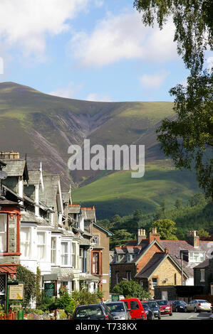 Gästehäuser in Eskin Street, Keswick, Cumbria, Großbritannien, mit Blick auf den Skiddaw-Berg im Lake District. Blick auf die Landschaft von der Stadt Stockfoto