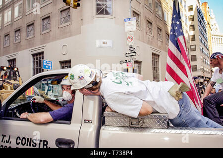 Polizei, Nationalgarde, Feuerwehrleute, medizinisches Personal und andere Rettungskräfte verzweifelt Suche nach möglichen Überlebenden am Ground Zero, World Trade Center Site, am Tag nach den Terroranschlägen. Stockfoto