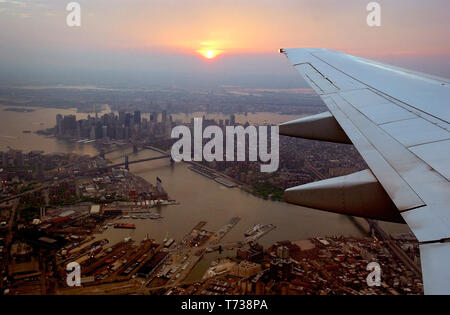 Ein Blick auf Manhattan aus einem Flugzeug Vorbereitung im La Guardia Airport in Queens, New York, zu landen. Stockfoto