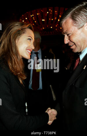 Der Ministerpräsident von Norwegen, Kjell Magne Bondevik erfüllt Schauspielerin und Aktivistin Angelina Jolie während einer Podiumsdiskussion bei der Einweihung der Clinton Global Initiative forum. Stockfoto