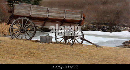 Alte historische Gehöfte und landwirtschaftlichen Maschinen und Wagen Punkt der Landschaft, der Prärien in Kanada wie diesem in der Nähe von Calgary, Alberta, Kanada Stockfoto