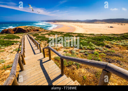 Praia da Bordeira und Promenaden, die Bestandteil der Spur der Gezeiten oder Pontal da carrapateira Spaziergang in Portugal. Fliegende Möwen über Praia da Bordeira Stockfoto