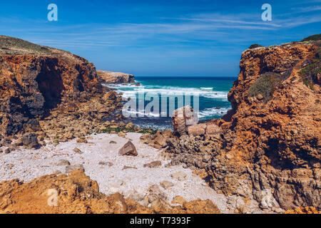 Praia da bordeira Beach in der Nähe von Carrapateira, Portugal. Praia da bordeira ist ein Teil der berühmten touristischen Region der Algarve, Portugal. Erstaunlich schöne wi Stockfoto