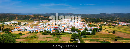 Charmante Architektur der hügeligen Aljezur, Algarve, Portugal. Blick in die kleine Stadt Aljezur mit traditionellen portugiesischen Häusern und ländliche Landschaft, EIN Stockfoto