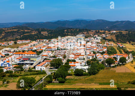 Charmante Architektur der hügeligen Aljezur, Algarve, Portugal. Blick in die kleine Stadt Aljezur mit traditionellen portugiesischen Häusern und ländliche Landschaft, EIN Stockfoto