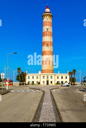 Leuchtturm von Praia da Barra während des Tages, mit einem klaren blauen Himmel. Blick auf den Leuchtturm von Barra Strand (Praia da Barra) in Aveiro, Portugal. Stockfoto