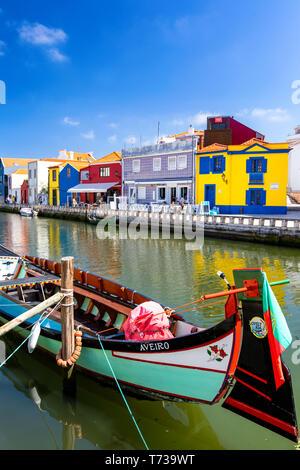 Traditionelle Boote auf dem Kanal in Aveiro, Portugal. Bunte Moliceiro Bootsfahrten in Aveiro sind beliebt bei Touristen mit Blick auf die reizvolle c genießen Stockfoto