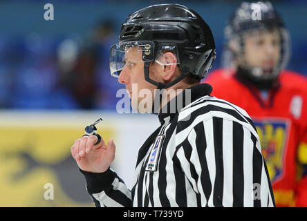 Kiew, Ukraine - 20. APRIL 2018: Eishockey Schiedsrichter in Aktion während der 2018 IIHF Eishockey U18 WM Div 1B spiel Ukraine v Rumänien an P Stockfoto