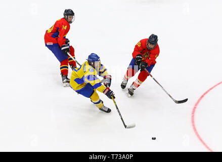 Kiew, Ukraine - April 20, 2018: Artem MATEICHENKO der Ukraine (C) kämpft für einen Kobold mit Adam VIZI (L) und Tamas ILYES Rumäniens während der Iihf 201 Stockfoto