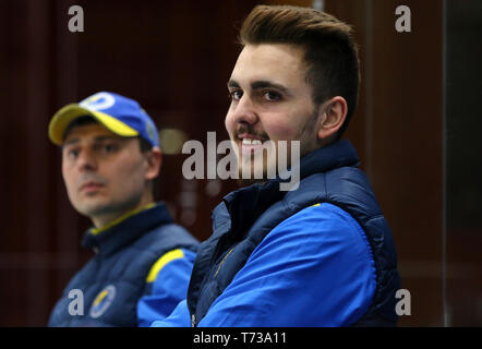 Kiew, Ukraine - 20. APRIL 2018: Torwart Artur OHANDZHANYAN der Ukraine Lächeln auf einer Bank beim Eishockey 2018 IIHF U18 Weltmeisterschaft Div 1 B G Stockfoto