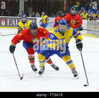 Kiew, Ukraine - 20. APRIL 2018: Tamas GAJDO Rumäniens (L) kämpft für einen Kobold mit Olexander PERESUNKO der Ukraine während der 2018 IIHF Eishockey U18 Stockfoto