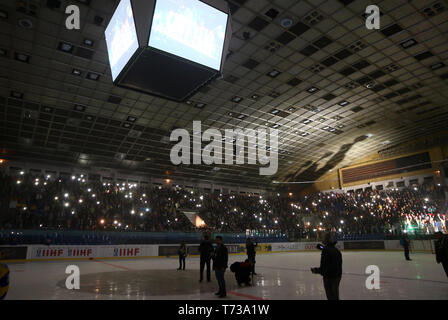 Kiew, Ukraine - 20. APRIL 2018: Die Tribünen Der Sportpalast von Kiew während der siegerehrung der IIHF Eishockey 2018 U18-WM Div. Stockfoto