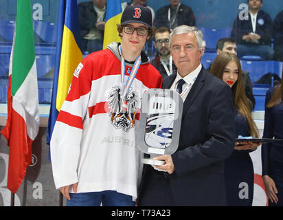 Kiew, Ukraine - 20. APRIL 2018: Julian PAYR, Kapitän der Austria Team mit Silver Award der 2018 IIHF Eishockey U18 WM Div 1B an Pa Stockfoto