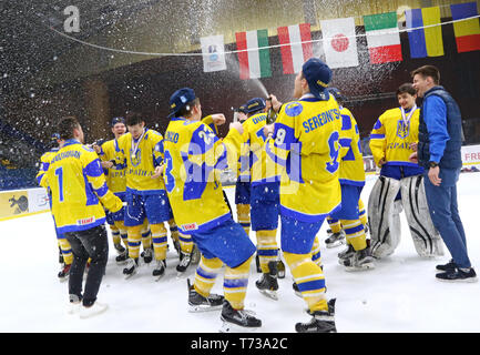 Kiew, Ukraine - April 20, 2018: Die Spieler der Ukraine National Team feiern den Sieg der 2018 IIHF Eishockey U18 WM Div 1B an Pa Stockfoto