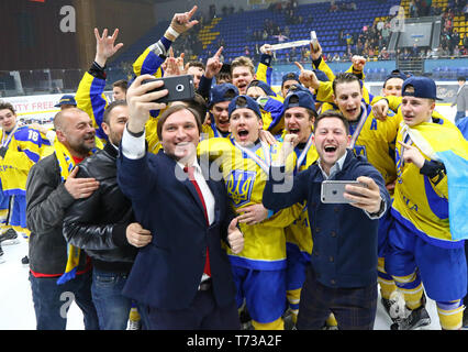 Kiew, Ukraine - April 20, 2018: Die Spieler der Ukraine National Team feiern den Sieg der 2018 IIHF Eishockey U18 WM Div 1B an Pa Stockfoto