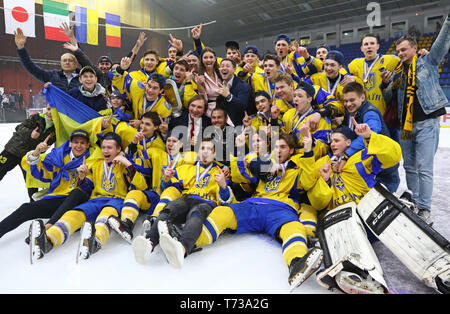 Kiew, Ukraine - April 20, 2018: Die Spieler der Ukraine National Team feiern den Sieg der 2018 IIHF Eishockey U18 WM Div 1B an Pa Stockfoto