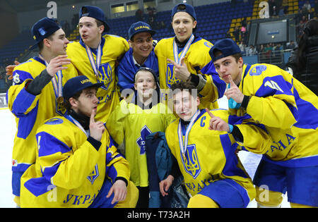 Kiew, Ukraine - April 20, 2018: Die Spieler der Ukraine National Team feiern den Sieg der 2018 IIHF Eishockey U18 WM Div 1B an Pa Stockfoto