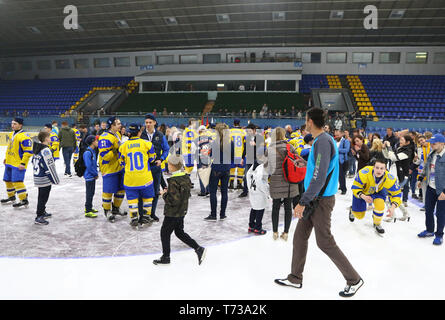 Kiew, Ukraine - April 20, 2018: Die Spieler der Ukraine National Mannschaft und Ihre Fans feiern den Sieg der 2018 IIHF Eishockey U18 World Cham Stockfoto