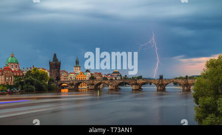 Sommer Sturm über die Karlsbrücke mit Blitz, Prag, Tschechische Republik. Stockfoto