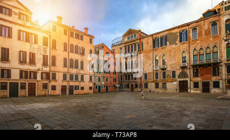 Straße in Venedig, Italien. Schmale Straße unter den alten bunten Ziegeln Häuser in Venedig, Italien. Venedig Postkarte Stockfoto