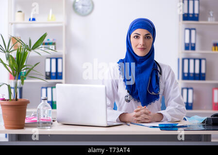 Arabische Ärztin in der Klinik arbeiten Stockfoto