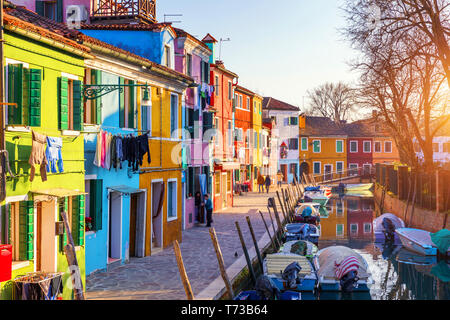 Wäsche aufhängen aus der typischen Häuser der Insel Burano, Venedig, Italien. Bunten Gebäuden und Wäsche trocknen auf der Straße in Burano, Venedig, Ital Stockfoto