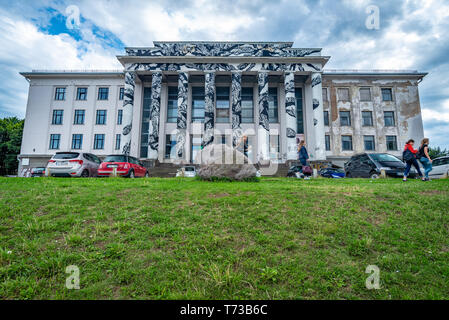 VILNIUS, LITAUEN - 5. JULI 2018: Low Angle View der sowjetischen Ära neoklassischen Gebäude mit Graffiti auf Tauras Hügel geschmückt, Vilnius Stockfoto