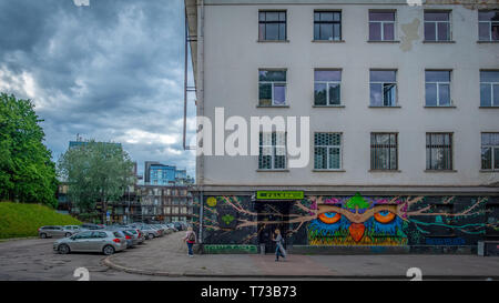 VILNIUS, LITAUEN - 5. JULI 2018: Teilansicht der sowjetischen Ära neoklassizistischen Gebäude und den Eintritt in eine Diskothek, Vilnius Stockfoto