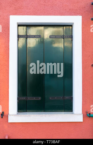 Bunte Fenster eines Hauses auf der venezianischen Insel Burano, Venedig. Fassade der Häuser von Burano close-up. Venedig, Italien. Stockfoto