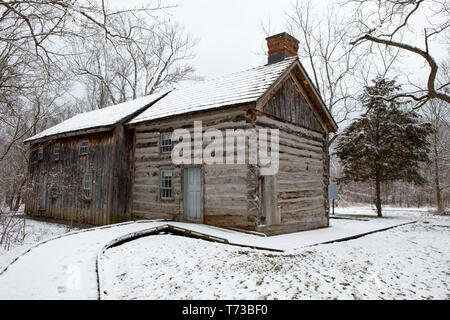 Alte Kabine in Point Pelee National Park. Delaurier Homestead an einem bewölkten Tag kalte Winter mit Schnee und Eis Stockfoto