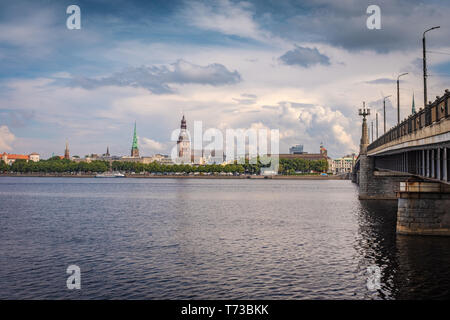 Blick auf den Fluss Daugava und die Skyline von Riga während eines Teils bedeckt Sommermorgen in Riga, Lettland Stockfoto