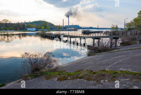 Region Kiew, Ukraine - April 21, 2019: Blick auf die Tripilska TPP vom Ufer des Dnjepr in der Stadt Ukrainka, Kiew, Ukraine Stockfoto