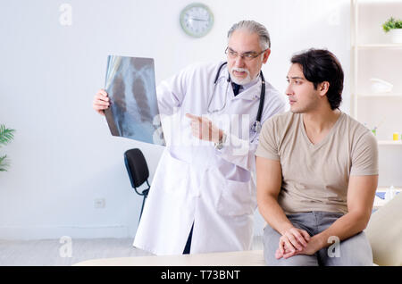 Junger Mann alte männlicher Arzt Radiologe Stockfoto