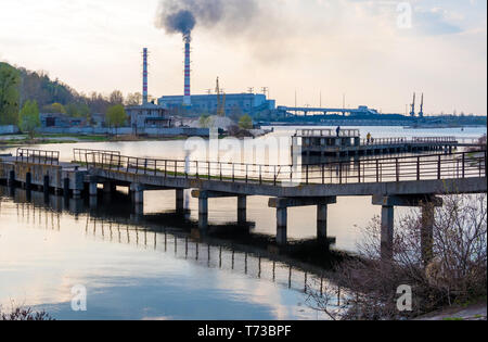 Region Kiew, Ukraine - April 21, 2019: Blick auf die Tripilska TPP vom Ufer des Dnjepr in der Stadt Ukrainka, Kiew, Ukraine Stockfoto