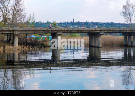 Region Kiew, Ukraine - April 21, 2019: Die Brücke in der Stadt Ukrainka, Kiew, Ukraine Stockfoto