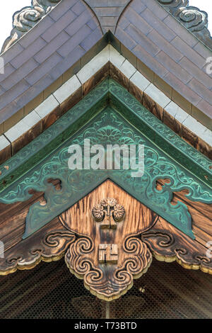 (Guardian Niomon Tor), Mitsubana Gegyo (Giebel Anhänger) Hassou (Metall Ornament) Dach Detail in der Zenko-ji-Tempel Komplex in Nagano City, Japan Stockfoto