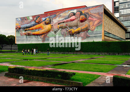 Mexiko City, Mexiko - 2019: UNAM Rektorat Gebäude, das Anzeigen eines Siqueiros Wandbild, auf dem Hauptcampus befindet, ein UNESCO-Weltkulturerbe. Stockfoto