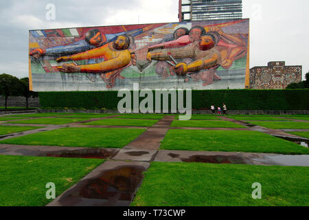 Mexiko City, Mexiko - 2019: UNAM Rektorat Gebäude, das Anzeigen eines Siqueiros Wandbild, auf dem Hauptcampus befindet, ein UNESCO-Weltkulturerbe. Stockfoto