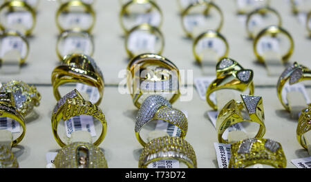 Dubai, VAE - Dec 6, 2018. Gold Schmuck im Schaufenster eines Schmuck Shop in Dubai Gold Basar (Souk). Stockfoto