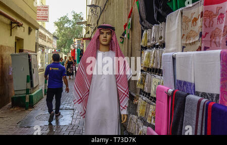 Dubai, VAE - Dec 6, 2018. Männliche Puppe in eine traditionelle arabische Kleidung auf der Straße Markt in Dubai, Vereinigte Arabische Emirate. Stockfoto