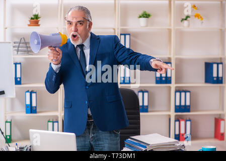 Im Alter von männlichen Mitarbeiter im Büro Stockfoto