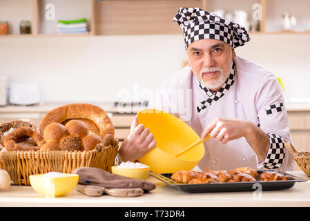 Alten männlichen Bäcker in der Küche arbeiten Stockfoto