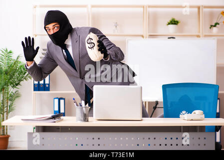 Männliche gangster Diebstahl von Informationen aus dem Büro Stockfoto