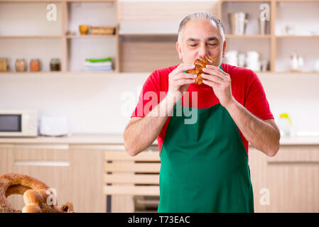 Alten männlichen Bäcker in der Küche arbeiten Stockfoto