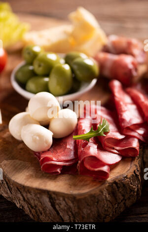 Antipasto catering Plattenteller mit Oliven, ruckartig, Salami und Käse aus der Nähe Stockfoto